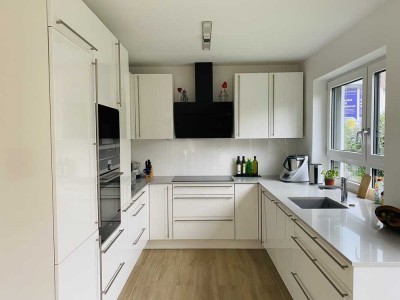 Großzügiges 7-Zimmer Haus in Stuttgart-Degerloch mit Garten und Abstellplatz