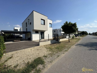 ERSTBEZUG. EINZELHAUS AUF EINZELPARZELLE. 504 m² GRUND. 4 ZIMMER. CARPORT. ROLLLÄDEN. KLIMA und vieles mehr.