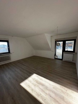 Frisch renovierte 3-Zimmer-Wohnung mit Wintergarten & Stellplatz / zentral