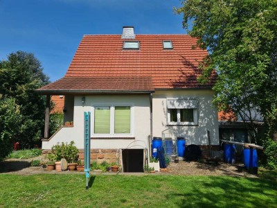 Freistehendes Einfamilienhaus mit Garage und grünem Garten: Ideal für Paare und kleine Familien