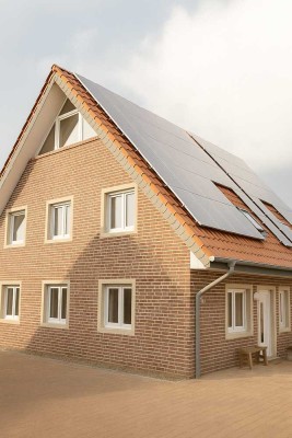 Energieeffiziente KfW-Doppelhaushälfte mit Wärmepumpe, PV-Anlage & großem Garten – Ideale Kapitalanl