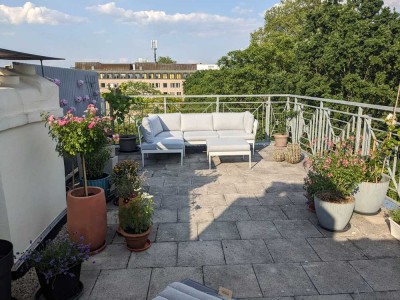 Vollmöblierte, zentrale 2,5- Zimmer Wohnung mit großer Dachterasse