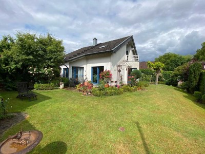 Freistehendes Einfamilienhaus mit vielseitig nutzbarer Großraumgarage (78 qm) und gepflegtem Garten