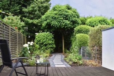 Bunter Garten: Schöne 2 Zimmer-Wohnung mit Garten von privat.