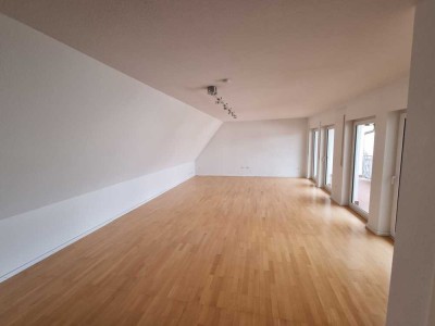 Neuwertige DG-Wohnung mit 5,5 Zimmern, 2 Balkonen und Einbauküche in Rhein-Pfalz-Kreis
