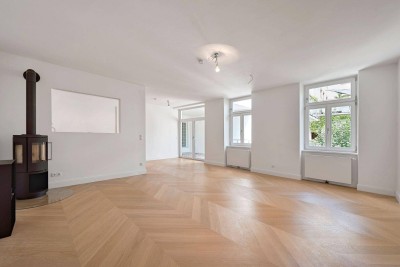 Neuwertige Zwei-Zimmer-Altbauwohnung mit herrlicher Terrasse und Loggia direkt beim Naschmarkt