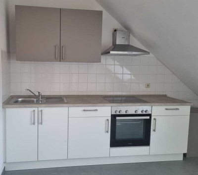 Bad Freienwalde: Kleine Singlewohnung unterm Dach mit Einbauküche