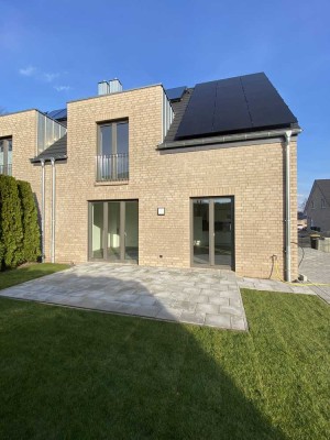Neuwertige Doppelhaushälfte mit hochwertiger Ausstattung, Garten & PV-Anlage