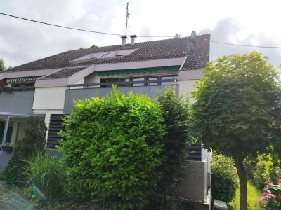 Schöne Etagenwohnung mit 2 Balkonen und Garage