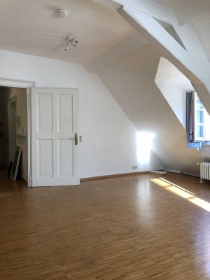 Stilvolle, gepflegte 3-Zimmer-Altbauwohnung mit Terrasse mitten in der Heidelberger Altstadt