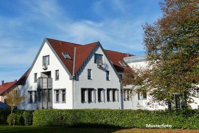Freistehendes Vierfamilienhaus mit Garagen