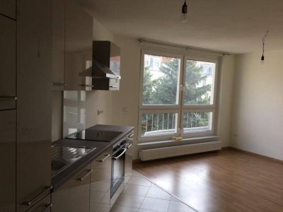 Helle 2-Zimmer-Wohnung mit offener Küche