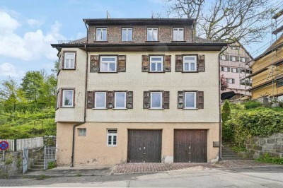Altstadthaus mit Panorama und Potenzial – Zwei Wohneinheiten, Dachboden, Garagen und Sonnenterrasse