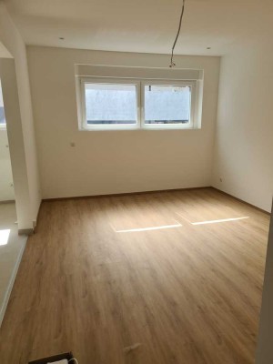 Erstbezug nach Sanierung mit Terrasse: Stilvolle 3-Raum-EG-Wohnung in Jülich