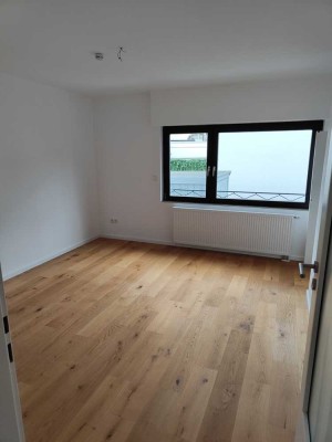 4 ZKBB Erstbezug nach Sanierung mit gehobener Innenausstattung mit EBK in Langen (Hessen)