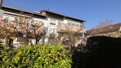 Charmante Wohnung mit zwei Balkonen, großem Garten und vielseitigem Hobbyraum