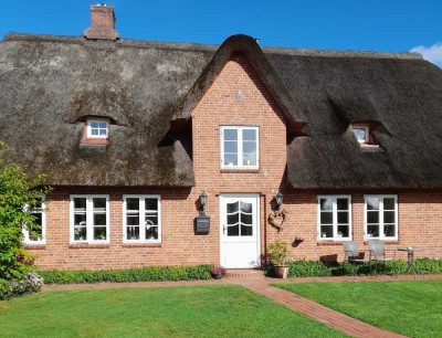 Tolles Reetdach-Anwesen mit viel Grün, Ausbaureserve und guter Anbindung an Sylt, Föhr und Amrum.