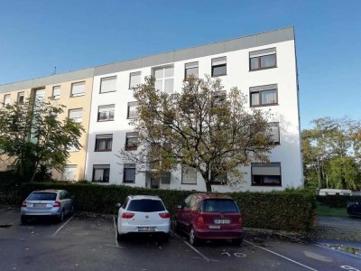 Helle und gepflegte Erdgeschosswohnung mit schönem Ausblick vom geräumigen Balkon zum Wohlfühlen