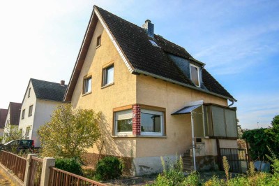 **Freistehendes Einfamilienhaus mit 2 Garagen**