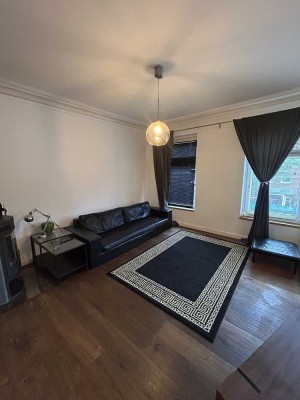 Helle 2-Zimmer-Wohnung mit großer EBK und großem
Badezimmer und Kamin in Uhlenhorst!