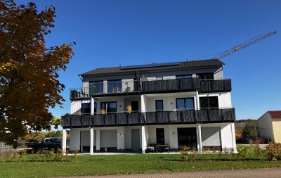 Komfortable Erdgeschosswohnung mit großer Sonnenterrasse und Grünfläche in effizientem Neubau