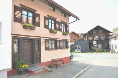 Gelegenheit - gepflegtes historisches Haus mit Garten + 2 Garagen direkt im Zentrum von Oberreute