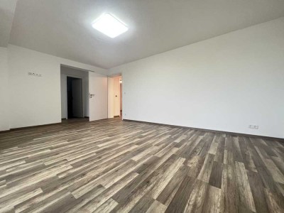 Renovierte 3-Zimmer-Wohnung in Bad Friedrichshall mit Einbauküche und Terrasse.