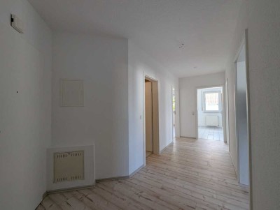 Attraktive renovierte 3-Zimmer Wohnung mit Balkon und kostenlosen Außenstellplatz