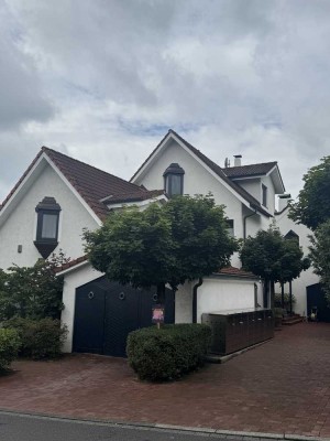 Provisionsfrei ++ Exklusive 4-Raum-Wohnung mit geh. Innenausstattung mit Balkon & EBK in Haan