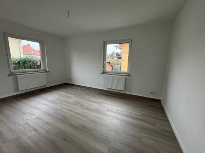 Schöne 3-Raum-Hochparterre-Wohnung 2024 Voll Saniert mit Einbauküche