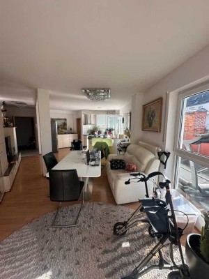 Moderne 3-Zimmer-Wohnung mit großem Balkon & 2 Tiefgaragenplätzen