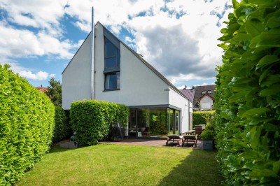 Modernes Einfamilienhaus mit idyllischem Garten