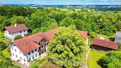 Dorfen: Charmanter Hof mit Austragshaus, Stallungen und weitläufigem Grund in idyllischer Lage