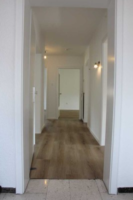 Familienfreundliche 3,5-Zimmer-Wohnung mit Balkon und Gartenanteil in München Forstenried