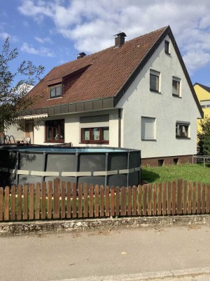 Einfamilienhaus mit großer Werkstatt und 2 Garagen in Bempflingen