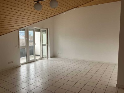 Sehr schöne DG Whg mit EBK, FBH, !PROVISIONSFREI!, 2x TG Stellplatz, sofort bezugsfrei