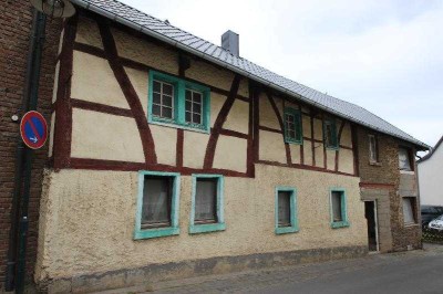Handwerker aufgepasst! Historisches sanierungsbedürftiges Fachwerkhaus mit  Anbau + viel Baumaterial