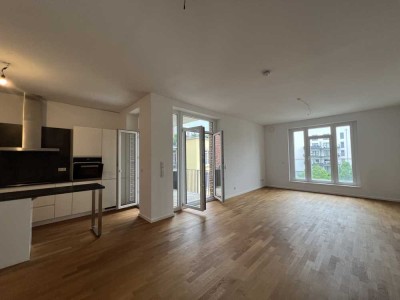 Helle Wohnung mit hohen Decke, Fußbodenheizung und Blick auf EZB und Main