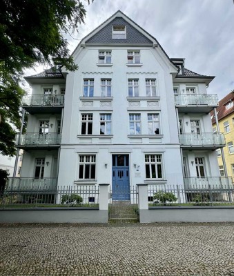 Großzügig geschnittene Wohnung mit EBK, Terrasse, Aufzug & Stellplatz