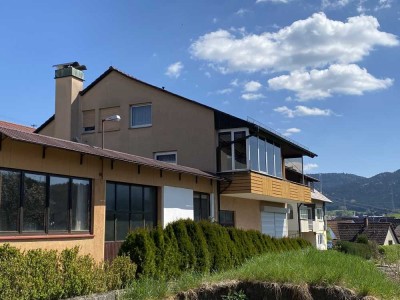 Wohnhaus mit zwei Einheiten, Hallenanbau und Schwimmbad