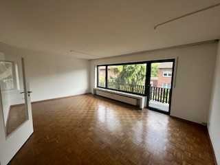 Renovierte, helle, ruhige 4 Zimmer Whg. KDB, Gäste WC, Balkon, Garage zum 01.11.25 frei