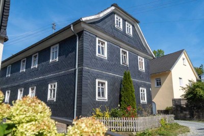 Denkmalgeschütztes Bauernhaus: 3 Wohnungen, 5 Garagen, volle Vermietung