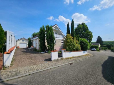 Wunderschönes Einfamilienhaus - super Lage - große Garage - Garten mit sommerlicher Atmosphäre
