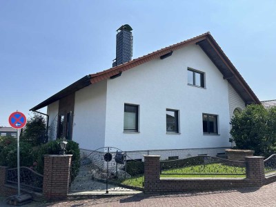 Großzügiges Einfamilienhaus mit Einliegerwohnung, EBK, Garagen und Garten in Wallrabenstein