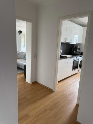 Stilvoll möblierte 2-Zi.-Whg. mit Balkon, Garagenplatz & neuer EBK in ruhiger Anlage in Frankfurt aM