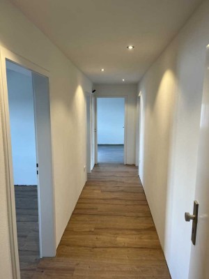 Vollständig renovierte Wohnung mit zwei Zimmern sowie Balkon und EBK in Gersthofen