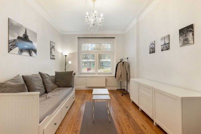 Reserviert: Altbaucharme mit urbaner Aussicht: Stilvolle 2-Zimmer-Wohnung in Winterhude