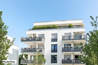 Reihenhausanlage mit 8 Häusern und 8 Stellplätzen