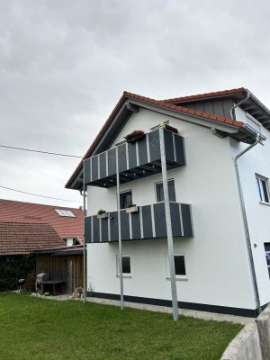 Stilvolle, neuwertige 3 Zimmer-Dachgeschosswohnung mit Balkon und EBK in Attenhausen