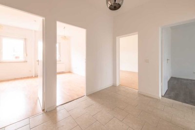 SOFORT Bezugsfrei, 4 Zimmer Wohnung mit Südbalkon und 75m² + Garage